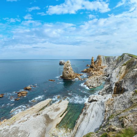 Foto de Costa rocosa del océano Atlántico cerca de Portio Beach, (Pielagos, Cantabria, España
) - Imagen libre de derechos