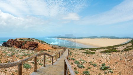 Foto de Summer Atlantic coast and lookout point at sandy beach Praia da Bordeira near river estuary. Misty view (Carrapateira, Algarve, Portugal). - Imagen libre de derechos