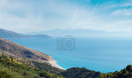 Foto de Mar Adriático costa de verano con playa y la isla de Corfú en la niebla (Lukove komuna, Albania). Vista desde el paso de montaña
. - Imagen libre de derechos
