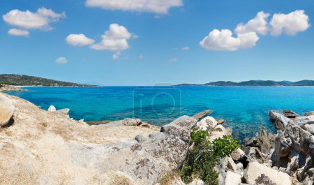 Foto de Escenario marino de verano con agua transparente aguamarina. Vista desde la orilla (Sithonia, Halkidiki, Grecia
). - Imagen libre de derechos