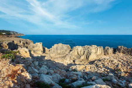 Téléchargez les photos : Côte rocheuse près de Porto Miggiano Beach (Grotta delle Ancore) à Santa Cesarea Terme, Salento Côte Adriatique, Pouilles, Italie - en image libre de droit