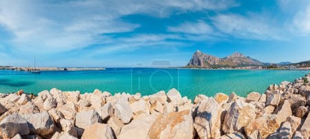 Téléchargez les photos : Baie de la mer Tyrrhénienne, plage de San Vito lo Capo avec eau claire et azur et Monte Monaco dans l'extrême nord-ouest de la Sicile, Italie. Les gens sont méconnaissables
. - en image libre de droit
