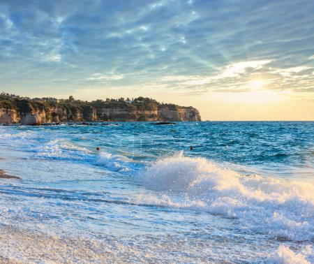 Foto de Playa de Tropea, Calabria, Italia, Mar Tirreno. Personas irreconocibles
. - Imagen libre de derechos