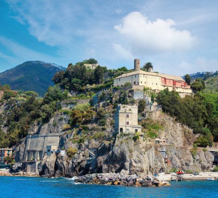Foto de Verano Monterosso vista desde el barco de excursión. Uno de los cinco famosos pueblos del Parque Nacional Cinque Terre en Liguria, Italia, suspendido entre el mar y la tierra en acantilados escarpados. Personas irreconocibles
. - Imagen libre de derechos