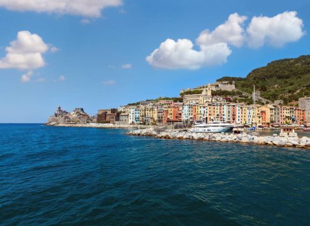Téléchargez les photos : Belle ville médiévale de pêcheurs de la baie de Portovenere (près de Cinque Terre, Ligurie, Italie). Bateaux et yachts d'esprit du port. Les gens sont méconnaissables
. - en image libre de droit