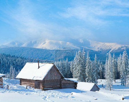 Téléchargez les photos : Paysage de montagne calme d'hiver avec hangar et crête derrière (Mont Kukol, Carpates, Ukraine
) - en image libre de droit
