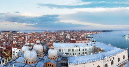 Foto de Venecia ciudad (Italia) vista superior de la noche. Panorama - Imagen libre de derechos