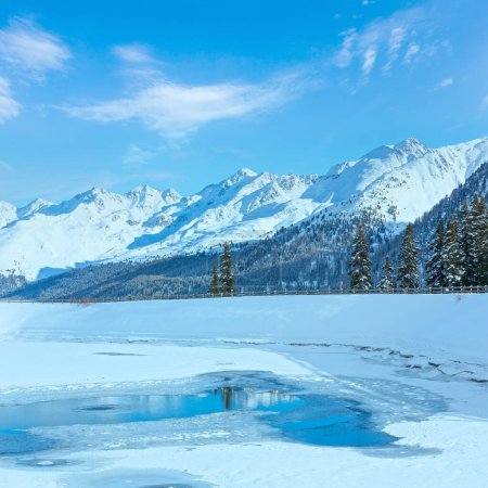 Téléchargez les photos : Paysage de montagne d'hiver avec lac. Domaine skiable de Kappl dans les montagnes tyroliennes, Autriche
. - en image libre de droit