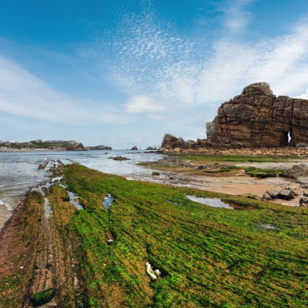 Téléchargez les photos : Spring sea rocky coast view with hole in rock and algae on stone (Playa Del Portio, Biskaya, Cantabria, Spain). - en image libre de droit