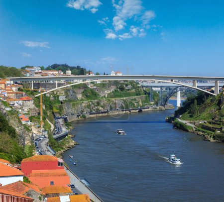 Photo pour Ponte do Infante, Maria Pia Bridge et St John's Bridge sur le fleuve Douro à Porto, Portugal. Les gens sont méconnaissables. - image libre de droit