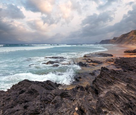 Téléchargez les photos : Tempête sur la plage de Castelejo avec des falaises schistes noires (Algarve, Portugal
). - en image libre de droit