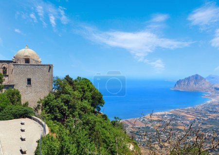 Téléchargez les photos : Vue panoramique sur le littoral tyrrhénien avec le mont Cofano et l'église Saint-Jean-Baptiste depuis Erice, région de Trapani, Sicile, Italie
. - en image libre de droit