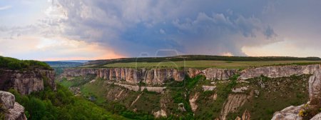 Téléchargez les photos : Vue nuageuse du printemps sur les environs de la ville de Bakhchisaraj (Chufut Kale, Crimée, Ukraine
) - en image libre de droit