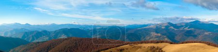 Téléchargez les photos : Panorama de montagne brumeux d'automne (Carpates, Ukraine
). - en image libre de droit