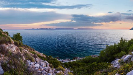 Foto de Vista nocturna de la costa de verano con puesta de sol rosa e isla en el horizonte (Ston, península de Peljesac, Croacia
) - Imagen libre de derechos