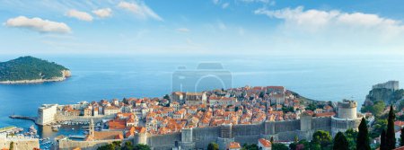 Téléchargez les photos : Célèbre panorama d'été de la vieille ville de Dubrovnik avec mur de forteresse et tour Minceta (Croatie
). - en image libre de droit