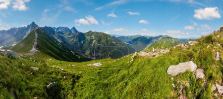Foto de Tatra Mountain (Poland) view from Kasprowy Wierch range. Summer morning panorama. People are unrecognizable. - Imagen libre de derechos