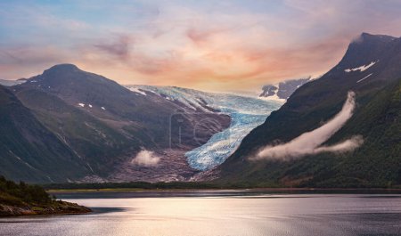 Téléchargez les photos : Lac Svartisvatnet et vue dégagée sur le glacier Svartisen (Meloy, Norvège). Panorama. - en image libre de droit