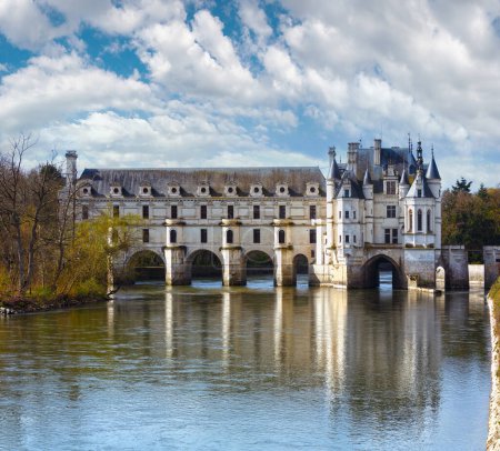 Foto de Castillo Chenonceau en el río Cher (Francia). Construido en 1514-1522. El puente sobre el río construido en1556-1559 a los diseños del arquitecto Philibert de Orme y la galería (1570-1576) a los diseños de Jean Bullant
. - Imagen libre de derechos