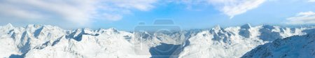 Téléchargez les photos : Paysages de montagne hivernaux depuis les remontées mécaniques de la cabine sur les pistes enneigées (Tyrol, Autriche
). - en image libre de droit