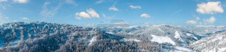 Foto de Winter Carpathian Mountains landscape with fir forest and lonely house on slopes (Skole, Lviv Oblast, Ukraine). - Imagen libre de derechos