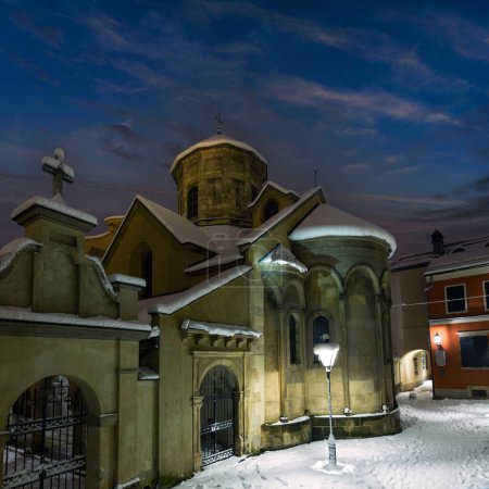 Téléchargez les photos : Ancienne église arménienne dans la ville de Lviv, Ukraine. Belle soirée crépusculaire paysage urbain d'hiver
. - en image libre de droit