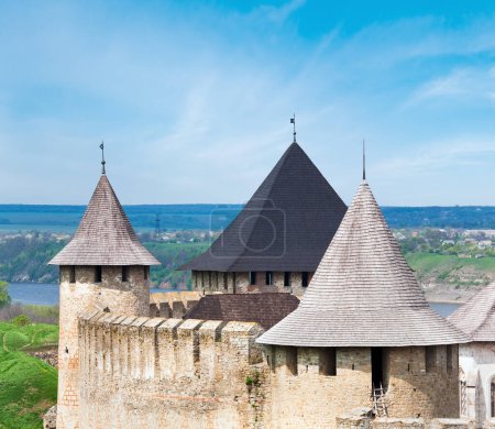 Téléchargez les photos : Vue printanière de la forteresse de Khotyn sur le bord de la rivière Dniester (oblast de Tchernivtsi, Ukraine). La construction a commencé en 1325, tandis que des améliorations majeures ont été apportées dans les années 1380 et 1460. - en image libre de droit