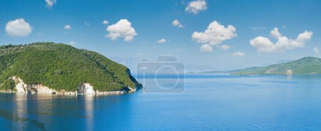 Téléchargez les photos : Été Lefkada littoral panorama et voiliers dans la baie (Nydri, Grèce
). - en image libre de droit