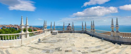 Foto de Vista al mar y paisaje urbano desde el techo del Monasterio de San Vicente Extramuros, o Iglesia de San Vicente de Fora en Lisboa, Portugal. - Imagen libre de derechos