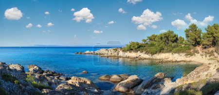 Téléchargez les photos : Paysage de la côte de la mer Égée avec eau aquamarine, vue de la plage d'Orange (Chalcidique, Grèce
). - en image libre de droit