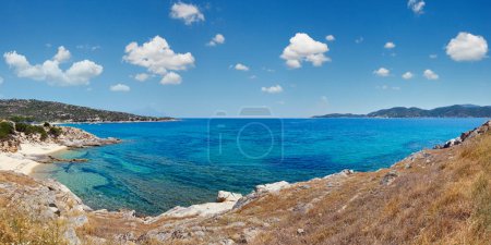 Téléchargez les photos : Paysage marin d'été avec eau transparente aquamarine et plage de sable fin. Vue depuis le rivage (Sithonie, Halkidiki, Grèce
). - en image libre de droit