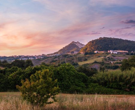 Téléchargez les photos : La République de Saint-Marin (la plus ancienne république du monde) vue du lever du soleil avec Monte Titano de loin
. - en image libre de droit