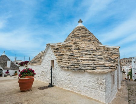 Téléchargez les photos : Trulli maisons dans le principal quartier touristique d'Alberobello belle vieille ville historique, région des Pouilles, Italie du Sud - en image libre de droit