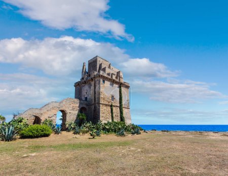 Téléchargez les photos : Tour de fortification historique pittoresque Torre Colimena sur la côte Ionienne du Salento, Tarente, Pouilles, Italie - en image libre de droit