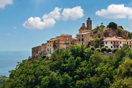 Téléchargez les photos : Vieille ville de Belmonte Calabro au sommet d'une colline, province de Cosenza, Calabre, Italie
. - en image libre de droit