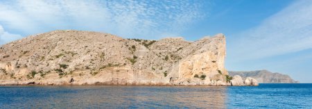 Foto de Verano costa rocosa y base militar en la cima de la roca. Alchak Cape, Sudak Alrededores de la ciudad, Crimea, Ucrania. - Imagen libre de derechos