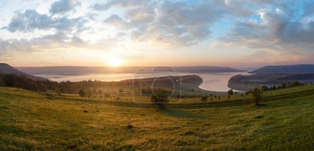 Téléchargez les photos : Bakota (est une colonie historique submergée) lever du soleil brume printemps vue (Oblast Khmelnytskyi, Ukraine
) - en image libre de droit