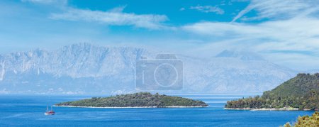 Téléchargez les photos : Bel été brumeux panorama sur le littoral de Lefkada (Nydri, Grèce, Mer Ionienne
). - en image libre de droit