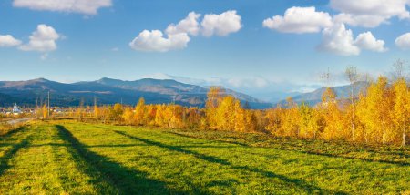 Téléchargez les photos : Village dans la matinée automne Carpates montagne (Ukraine). Panorama
. - en image libre de droit
