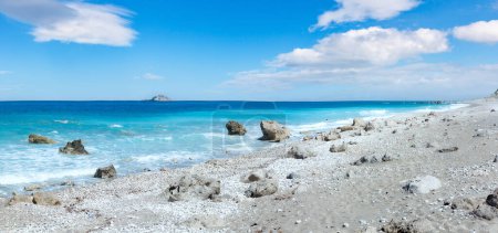 Téléchargez les photos : Bel été côte de Leucade plage de pierre panorama (Grèce, Mer Ionienne
) - en image libre de droit