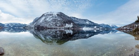 Foto de Invierno nublado Lago alpino Vista de Grundlsee (Austria) con fantásticos patrones de reflexión en la superficie del agua. - Imagen libre de derechos