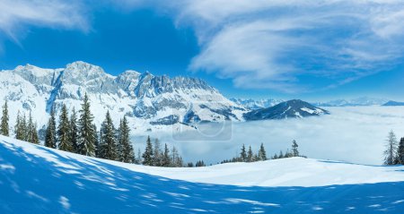 Foto de Paisaje montañoso de invierno matutino con nubes por debajo del valle (región de Hochkoenig, Austria)
) - Imagen libre de derechos