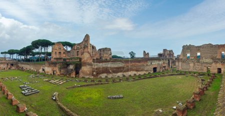 Foto de Ruins of Hippodrome Stadium of Domitian at Palatine Hill in Rome, Italy. People are unrecognizable. - Imagen libre de derechos