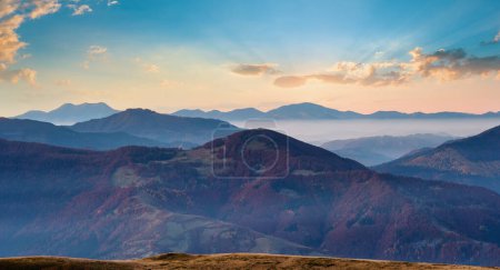 Téléchargez les photos : Aube matinale dans les montagnes. Automne matin crépuscule panorama brumeux
. - en image libre de droit