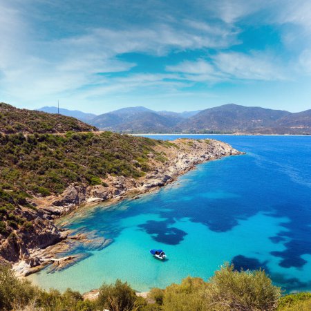 Foto de Escenario marino de verano con agua transparente aguamarina. Vista desde la orilla (Sithonia, Halkidiki, Grecia
). - Imagen libre de derechos