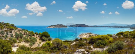Téléchargez les photos : Beautiful summer Aegean Sea coast landscape with Lagonisi beach, Sithonia, Halkidiki, Greece. People are unrecognizable. - en image libre de droit