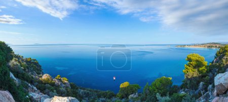 Foto de Mañana costa del mar Egeo y playa de Kastri (a la derecha). Vista superior del verano (Nikiti, Sithonia, Halkidiki, Grecia
). - Imagen libre de derechos