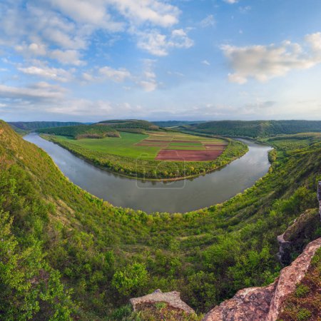 Foto de Vista superior de la tarde del cañón de curva del río Dnister, con campos de primavera en la costa. Región de Ternopil, Ucrania, Europa
. - Imagen libre de derechos