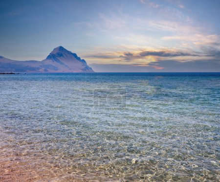 Foto de Mar Tirreno azul pintoresca bahía y Monte Cofano vista cerca de la playa de Bue Marino, Macari, región de San Vito Lo Capo, Sicilia, Italia - Imagen libre de derechos