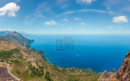 Foto de Vista desde la montaña de San Biagio en la costa del mar Tirreno cerca de Maratea, Basilicata, Italia - Imagen libre de derechos